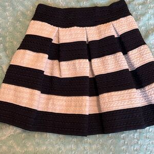 New with tags pleated dark navy and cream skirt size medium looks like a juniors